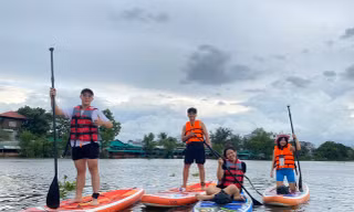 Nghỉ lễ, bạn trẻ Sài Gòn rủ nhau trải nghiệm chèo SUP