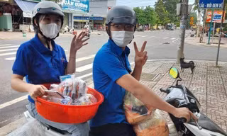 “Shipper áo xanh” vận chuyển hàng hóa thiết yếu miễn phí giúp người dân mùa dịch
