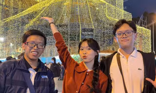 Bạn trẻ Sài Gòn nô nức xuống phố chơi Noel