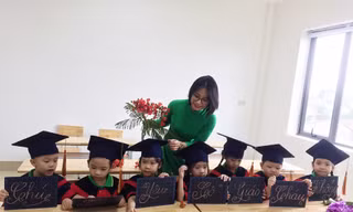 Cảm phục cô giáo trẻ không may bị tật tay, viết chữ đẹp như in