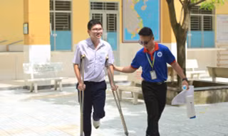 Những tình nguyện viên ‘phản ứng nhanh’ giúp thí sinh vượt khó đúng giờ làm bài
