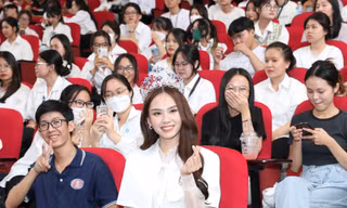Hoa hậu Mai Phương ‘bật mí’ về định vị bản thân cho các bạn sinh viên