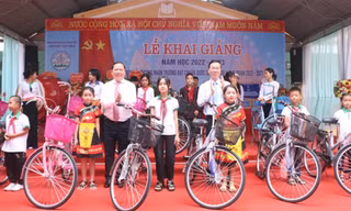 Ông Võ Văn Thưởng, Ủy viên Bộ Chính trị, Thường trực Ban Bí thư (bên phải) và ông Nguyễn Phi Long, Bí thư tỉnh Hoà Bình trao tặng 30 chiếc xe đạp cho học sinh nghèo của Trường nhân dịp Khai giảng năm học mới. Ảnh: Kim Hiền