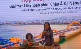 Bà Ngô Kim Yến và TS Ngô Phương Lan. Ảnh: KQ