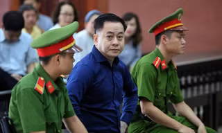 Phan Văn Anh Vũ (tức Vũ “nhôm”) tại một phiên tòa