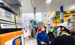 Người dân mua xăng dầu trước thời điểm tăng giá kỷ lục hôm 11/3. Ảnh: Trọng Tài