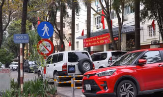 Nhiều ô tô đỗ trong làn đường dành riêng cho người đi bộ, phía ngoài các cơ quan hành chính trên phố Huỳnh Thúc Kháng