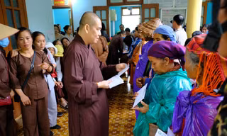 Thượng tọa Thích Thiện Hạnh trao quà tặng người có hoàn cảnh khó khăn