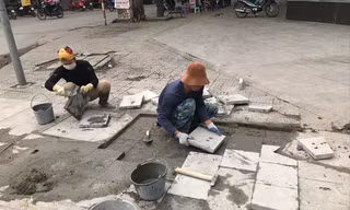 Vỉa hè tuyến phố Lê Trọng Tấn được lát đá nhưng xuống cấp nghiêm trọng, phải lát lại. Ảnh: Trường Phong