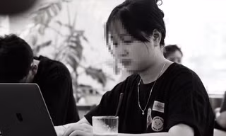 Bạn trẻ dễ dàng bị tấn công bởi tập thể ẩn danh trên mạng ảo. Ảnh: CHÂU LINH