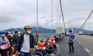 Lưc lượng PCCC-CNCH trên sông túc trực khi có người muốn nhảy cầu. Ảnh: CA