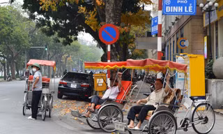 Tài xế xích lô phố cổ Hà Nội ngóng khách