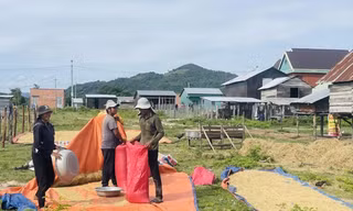 Người dân ở xã Chư Rcăm mừng vui khi đến nơi ở mới