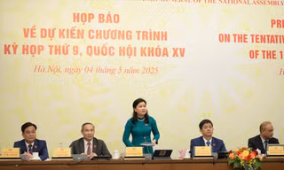 Phó Chủ nhiệm Ủy ban Pháp luật và Tư pháp Nguyễn Phương Thủy (đứng). Ảnh: Như Ý