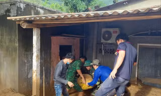 Bộ đội, ĐVTN giúp đỡ người dân khu vực bị sạt lở. Ảnh: T.Đ