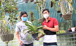 Anh Long (bên phải) giới thiệu vườn lan