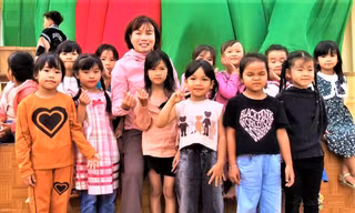 Cô giáo Dương Thị Thanh Thủy (giáo viên Trường Tiểu học La Văn Cầu), luôn tìm thấy hạnh phúc bên các trò nghèo của mình