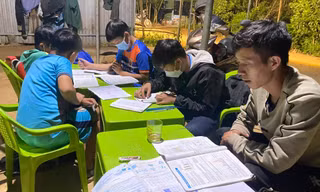 Cứ đêm đến anh Trương Công Triết (31 tuổi, ở xã Bình Phú, huyện Thăng Bình, Quảng Nam) lại trở thành một người thầy tận tâm với các em nhỏ. Ảnh: Loan Nguyễn 