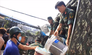 Nước sạch được bộ đội mang tới cho bà con vùng ngập sinh hoạt. Ảnh: Thanh Trần