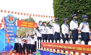 Thanh niên TPHCM lên đường nhập ngũ. Ảnh: Ngô Tùng