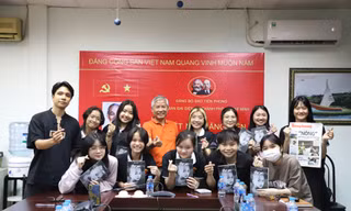 Sinh viên báo chí cùng trao đổi nghiệp vụ tại cơ quan báo Tiền Phong. Ảnh: NGÔ TÙNG