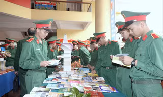 Học viên Trường Sĩ quan Lục quân 1 hưởng ứng Ngày sách Việt Nam năm 2023. ẢNH: NGUYỄN MINH