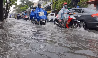 Đường Nguyễn Văn Quá ngập sâu dù đã được nâng cấp. Ảnh: Ngô Bình
