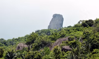 Tương truyền phiến đá trên núi Đá Bia gắn với việc Vua Lê Thánh Tông phân định cương thổ đất nước. Ảnh: Như Ý