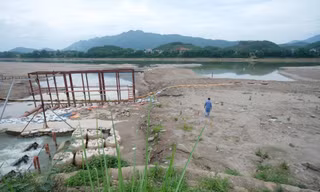 Sông Đà cạn trơ đáy tại đường dẫn nước vào nhà máy nước sông Đà. Ảnh: Hoàng Mạnh Thắng