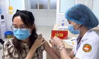 Tiêm thử nghiệm giai đoạn 3 vắc-xin Nano Covax. Ảnh: Hoàng Mạnh Thắng