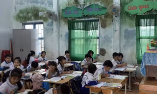 Học sinh phải học trong những căn phòng xuống cấp, thấm dột. Ảnh: NN