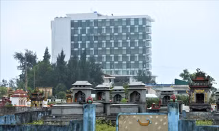 Hàng nghìn ngôi mộ án ngữ ở cửa ngõ ra biển Thiên Cầm gây ảnh hưởng đến việc thu hút du lịch của địa phương này