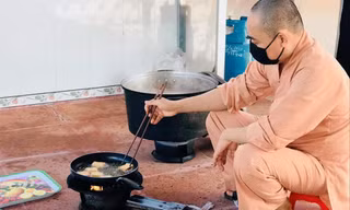 Sư thầy Thích Chơn Trí tự tay nấu những món chay tặng người dân khu cách ly và lực lượng làm nhiệm vụ phòng chống dịch