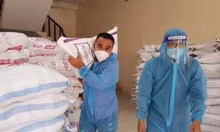 MC Quyền Linh vác gạo tiếp tế cho người dân khó khăn trong mùa dịch