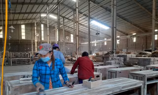 Công nhân ngành gỗ tại TP Biên Hòa đang khó khăn do doanh nghiệp bị giảm đơn hàng xuất khẩu. Ảnh: MT