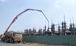 Khi lên thành phố, cơ hội sở hữu nhà ở của nhiều người dân càng xa vời vì giá đất sẽ bị đẩy lên cao