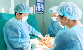 Một trường hợp bị tai biến sau khi làm đẹp tại cơ sở thẩm mỹ “chui” phải nhập viện cấp cứu. Ảnh: Vân Sơn
