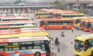 Cơ quan quản lý và hiệp hội nghề nghiệp lo quá tải, vỡ trận bến xe nếu cho xe hợp đồng vào bắt, trả khách. Ảnh: Anh Trọng