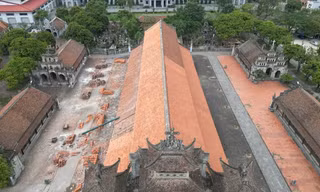 Nhà thờ Phát Diệm trong quá trình thay ngói nhìn từ trên cao