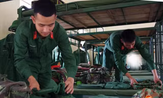 Chiến sĩ Nguyễn Huy Tuấn (bên trái, quê Phú Vang, Thừa Thiên -Huế) cùng đồng đội sắp xếp tư trang trước ngày xuất ngũ