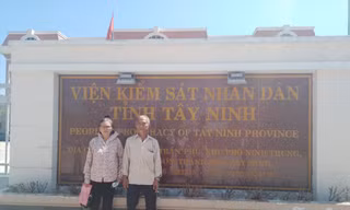 Ông Nguyễn Văn Dũng và vợ trong một lần liên hệ Viện KSND tỉnh Tây Ninh để giải quyết vụ án oan cho chính ông. Ảnh: P.V.T