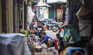 Do nhà quá chật hẹp, các hộ dân dọn hẳn bếp ra đường. Ảnh: Duy Anh