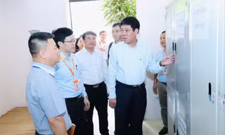 GS.TS Huỳnh Văn Chương (người ngoài cùng bên phải) kiểm tra công tác tổ chức thi tại Bắc Giang vừa qua. Ảnh: NGHIÊM HUÊ