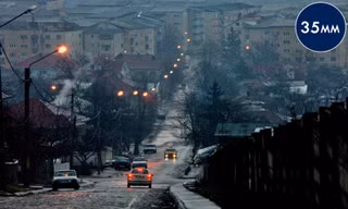 Đường phố lạnh lẽo và tăm tối trong phim 12:08 East of Bucharest