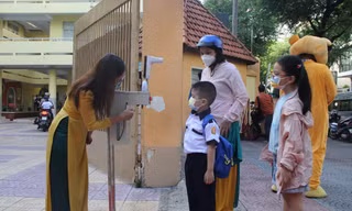 Trường Tiểu học Nguyễn Bỉnh Khiêm (quận 1, TPHCM) bố trí máy đo thân nhiệt cho sinh trước khi vào trường. Ảnh: Nguyễn Dũng
