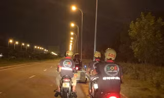 Đội SOS Cam Lâm rong ruổi khắp các tuyến đường để tìm kiếm, hỗ trợ người gặp nạn. Ảnh: THỤC HIỀN