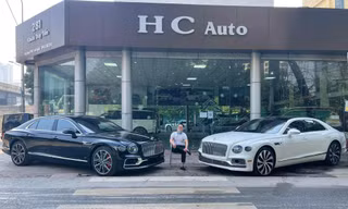 Hai siêu xe Bentley Flying Spur V8 được Cục trưởng Hải quan Hà Nam Ninh cấp cho 2 DN, sau đó về showroom HC Auto ở Hà Nội bán. Nguồn: facebook Nguyen Việt Anh (HC Auto)