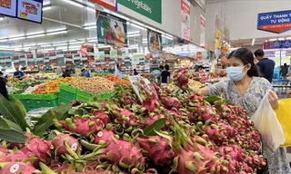 Siêu thị ngập khuyến mãi phục vụ người tiêu dùng. Ảnh: U.P