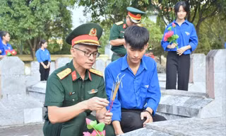 Tuổi trẻ Quân đội và tuổi trẻ Hà Tĩnh thắp hương tại các phần mộ liệt sĩ, tháng 7/2024
