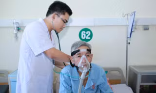 Bác sĩ trẻ Lê Văn An thăm khám cho bệnh nhân nghèo miền núi
